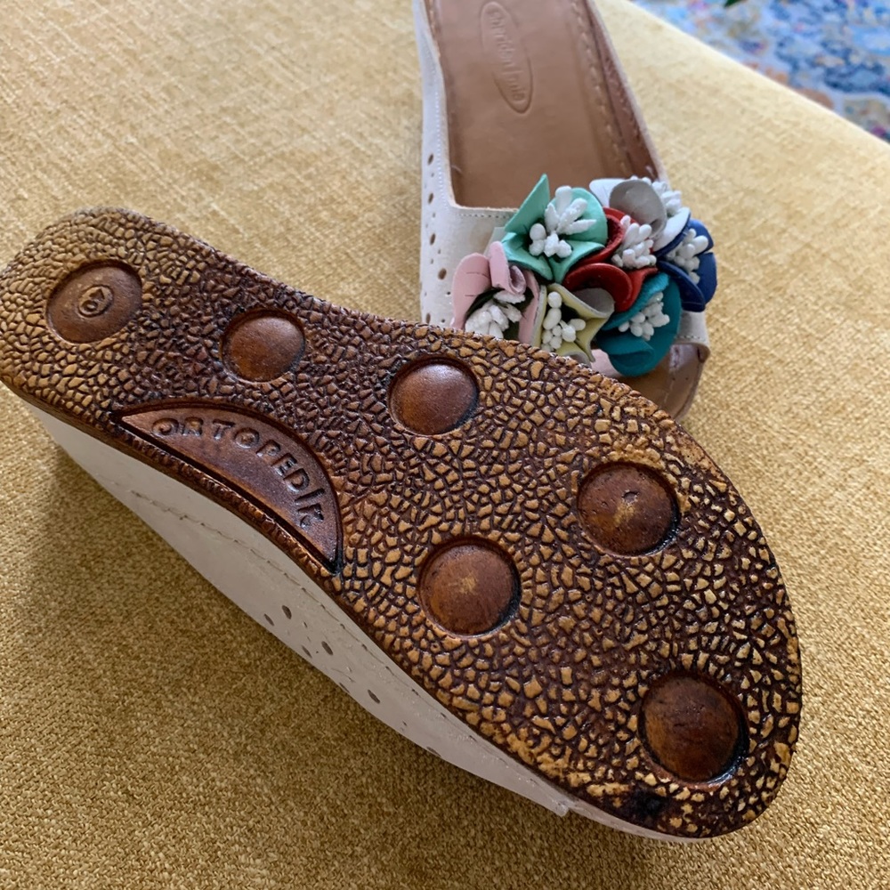 Slide sandals beige size 9 with fun flowers makes a statement - Picture 4 of 7
